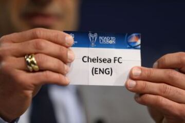 El embajador de la final en Lisboa, el ex internacional portugués Luis Figo sostiene la tarjeta con el nombre del club de fútbol Chelsea durante el sorteo de los cuartos de final de la Liga de Campeones de la UEFA en la sede de la UEFA en Nyon.