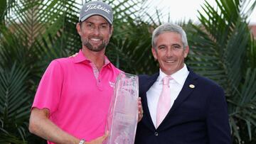 Webb Simpson posa con el trofeo tras hacerse con el torneo de la PGA. 