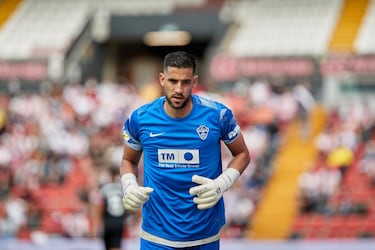 En la temporada 2021‑22 fue cedido al Elche, por parte del Leeds United, donde aportó experiencia bajo palos y liderazgo en la portería. 