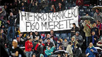 <B>PRESIÓN A LUIS FIGO</B>. El Camp Nou preparó un especial recibimiento a Luis Figo. Todo tipo de pancartas fueron exhibidas contra el portugués.