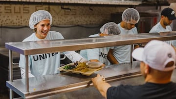 Garbi&ntilde;e Muguruza entrega comidas en el comedor social del Miami Rescue Mision.