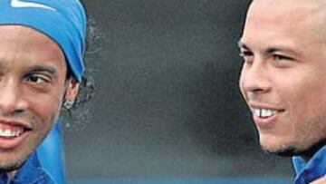 <b>REUNIDOS. </b>La imagen corresponde a un entrenamiento de la selección brasileña. Silvio Berlusconi quiere que Ronaldinho y Ronaldo la repitan a diario, en Milán.