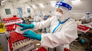 ANYANG, CHINA - SEPTEMBER 5, 2022 - Volunteers input test tube information for nucleic acid collection in a gas film laboratory for COVID-19 prevention and control in Anyang, Henan Province, China, Sept 5, 2022. (Photo credit should read CFOTO/Future Publishing via Getty Images)