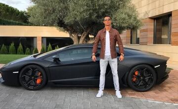 No pod¨ªa faltar un Lamborghini en su prestigiosa e inalcanzable colecci¨®n de coches, y es que ¨¦ste es uno de los veh¨ªculos que m¨¢s han acompa?ado al portugu¨¦s durante sus ¨²ltimos a?os. Era habitual verle llegar subido en este deportivo a Valdebebas, aunque variase el color. Al futbolista luso le gusta comprarse dos veh¨ªculos de cada marca y es por ello que adquiri¨® uno en blanco y otro en negro de los Aventador, cada uno con un valor cercano a los 300.000 euros.