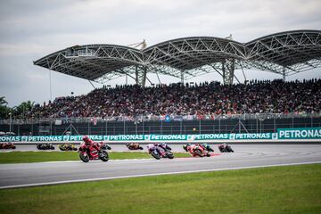 Francesco Bagnaia seguido de Enea Bastianini  durante la carrera del Gran Premio MotoGP PETRONAS de Malasia en el circuito de Sepang.