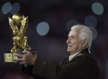 El ex-portero argentino Amadeo Carrizo con el trofeo de la Supercopa Euroamericana.