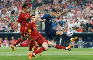 Kramaric se escapa de un jugador espa?ol.