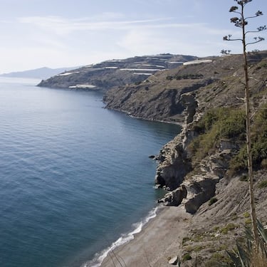 Anteriormente se llamaba Playa del Lance Nuevo pero, según cuenta la historia, en los años 20 un soldado ruso se escondió en esta cala huyendo del régimen soviético, un hecho que renombró esta cala del municipio de Albuñol. No es una playa urbana pero sus aguas cristalinas y su arena oscura son perfectas para pasar un día maravilloso en la playa.