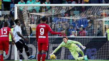 Udine (Italy), 12/11/2023.- Udinese's Isaac Success (L) fails to convert a penalty during the Italian Serie A soccer match between Udinese Calcio and Atalanta BC in Udine, Italy, 12 November 2023. (Italia) EFE/EPA/GABRIELE MENIS
