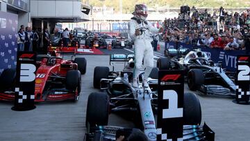 Lewis Hamilton (Mercedes W10) celebra la victoria en el GP de Rusia de F1 2019. 