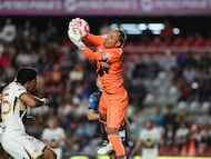 Keylor Navas of Pumas during the 3rd round match between Queretaro and Pumas UNAM as part of the Liga BBVA MX, Torneo Apertura 2025 at La Corregidora Stadium, on July 25, 2025 in Santiago de Queretaro, Mexico.