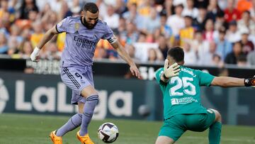 VALENCIA 21/05/2023.- El delantero francés del Real Madrid Karim Benzema (i) disputa una posesión ante Giorgi Mamardashvili (d), guardameta georgiano del Valencia CF durante el partido correspondiente a la jornada 35 de LaLiga Santander que disputan Valencia CF y Real Madrid este domingo en Mestalla (Valencia). EFE/ Kai Forsterling