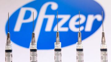 Imagen de archivo de unas vacunas frente al logo de la farmacéutica Pfizer.
04/12/2020