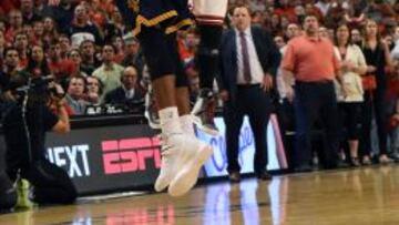 Derrick Rose lanza el triple que dio la victoria a los Bulls en el tercer partido de la serie ante los Cavaliers.