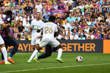 Memphis Depay marca el 2-0 al Elche.