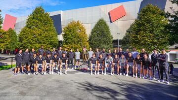 04-10-24. LA EXPEDICIÓN DEL SPORTING QUE VIAJÓ A EIBAR POSA JUNTO A LA ESTATUA DE QUINI ANTES DE INICIAR EL DESPLAZAMIENTO.