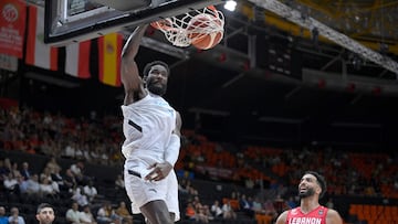 Deandre Ayton machaca el aro de Líbano.