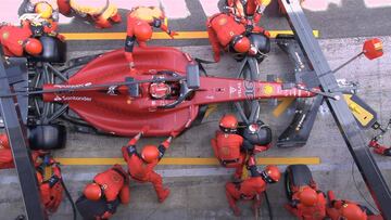 Leclerc en boxes durante la carrera de F1 en Montmeló.