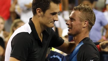 Bernard Tomic y Lleyton Hewitt se saludan en el US Open de 2015.