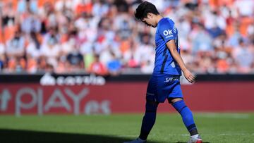 VALENCIA, ESPAÑA - 23 DE OCTUBRE: Lee Kang-In del Real Mallorca parece abatido después de ser expulsado por una segunda falta con tarjeta amarilla durante el partido de La Liga Santander entre el Valencia CF y el RCD Mallorca en el Estadio Mestalla el 23 