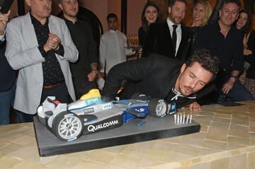 Orlando Bloom soplando la tarta de su 41º cumpleaños en su fiesta de Marrakech.