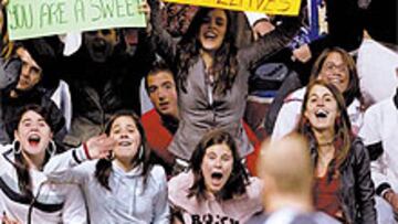 <b>LOCAS POR BECKS</b>. En Riazor, el objetivo que cientos de niñas fue declararse a Beckham: "Eres el más dulce" o "Nos llevas a la locura", fueron algunas de las pancartas que se pudieron leer el sábado en A Coruña.