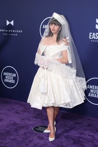 Rebecca Black posa en la alfombra roja de los American Music Awards 2025 celebrados en Las Vegas.