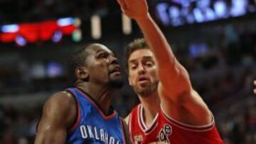 Pau Gasol ante Kevin Durant.