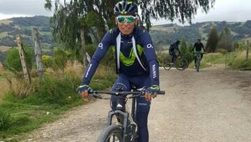 Nairo Quintana rueda con una bicicleta de montaña durante un entrenamiento en Colombia.