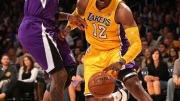 <b>SUPERMAN EN HOLLYWOOD. </b>Dwight Howard remonta la línea de fondo ante el 'king' James Johnson.