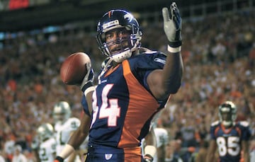 Broncos tight end Shannon Sharp stikes a winning pose after taking a Jake Plummer pass 18 yards for a touchdown against the Oakland Raiders Monday at Invesco Field. The Broncos beat the Raiders, 31-10. Photo by Mike Sweeney 9.22.03