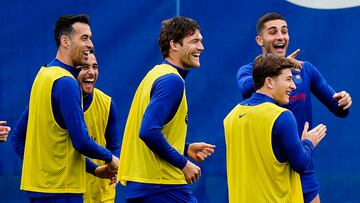 Busquets, Marcos Alonso, Pablo Torre, Eric y Ferran, en un entrenamiento del Barça,