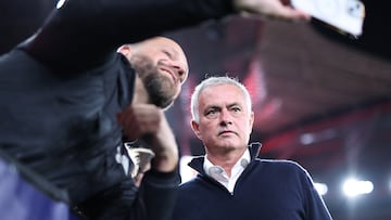 LISBON, PORTUGAL - NOVEMBER 05: A fan takes a selfie with Jose Mourinho, Head Coach of Benfica, prior to the UEFA Champions League 2025/26 League Phase MD4 match between SL Benfica and Bayer 04 Leverkusen at on November 05, 2025 in Lisbon, Portugal. (Photo by Diogo Cardoso - UEFA/UEFA via Getty Images)