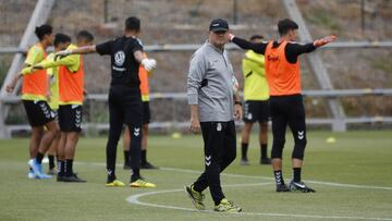 Pepe Mel, dirigiendo a la UD Las Palmas esta pretemporada. 