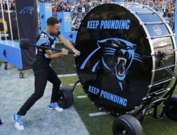 Stephen Curry golpenado el tambor de los Carolina Panthers antes del inicio de la NFL Super Bowl  contra los Broncos de Denver en Santa Clara,