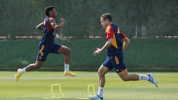 Balde, a la izquierda, junto a Azpilicueta durante un entrenamiento en Doha.