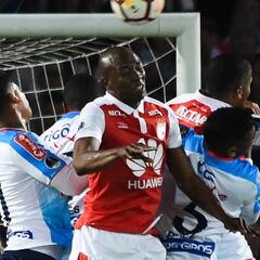 Javier López se va expulsado por decisión del VAR