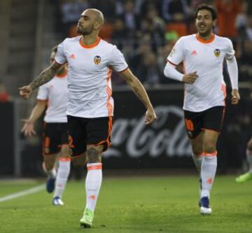 De menos a más en Mestalla. Llegó con el lastre de que no marcaba desde el 1 de mayo y le costó entrar en el equipo, pero ya se ha convertido en pieza importante: marcó al Athletic y también al Madrid, un golazo de volea…
