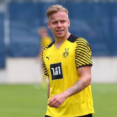 Lennard Maloney makes his debut with Borussia Dortmund