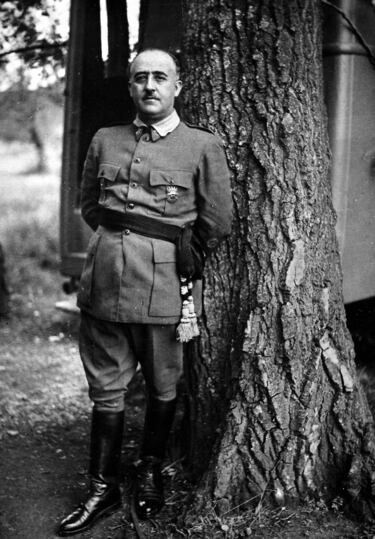 En mayo de 1935 Francisco Franco fue nombrado Jefe del Estado Mayor Central. No era un cargo político, pero era de gran importancia dentro de la estructura militar ya que supervisaba la organización del ejército, preparaba los planes de defensa, coordinaba a los mandos militares e influía en los ascensos y destinos de otros oficiales. Aunque en febrero del 36 fue destituido con la llegada del Frente Popular al gobierno, ese cargo le puso en una situación privilegiada para el desarrollo del Golpe de Estado del año siguiente.