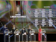 ASUNCION, PARAGUAY - DECEMBER 20: Hugo Figueredo Director of Competitions of CONMEBOL writes down the teams with Roque Santa Cruz (L), Sergio Goycochea (L), Juan Carlos Henao (R) and Deyna Castellanos during the Official Draw of the Copa Libertadores and Sudamericana 2018 at Conmebol Convention Center on December 20, 2017 in Asuncion, Paraguay. (Photo by Luis Vera/Getty Images)