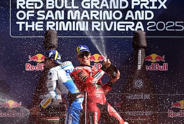 Celebración del piloto español en el podio del Gran Premio de San Marino de MotoGP.