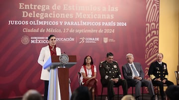 MEX8937. CIUDAD DE MÉXICO (MÉXICO), 17/09/2024.- La directora de la Comisión Nacional de Cultura Física y Deporte, Ana Gabriela Guevara (i), participa en un acto celebrado este martes en Palacio Nacional de la Ciudad de México (México). La judoca Prisca Awiti, primera mexicana en ganar una medalla en su deporte en unos Juegos Olímpicos, al ganar plata en París 2024, aseguró este martes que los premios económicos que el Gobierno de México le entregó a sus atletas ganadores de preseas en la justa los motiva en su preparación para Los Ángeles 2028. EFE/José Méndez