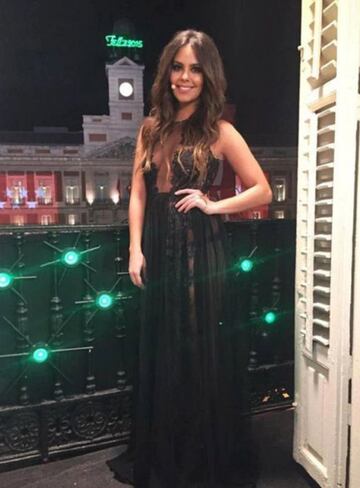 El a?o de su estreno fue el a?o en el que explot¨®, para no desaparecer ya del todo nunca, la controversia del ¡®look¡¯. El dise?o negro con transparencias que visti¨® Pedroche, firmado por Charo Ruiz, marcar¨ªa el patr¨®n estil¨ªstico de los siguientes a?os (las transparencias) e incendiar¨ªa las redes sociales con un gigantesco debate entre aquellos que aplaudieron el riesgo de la presentadora y aquellos que consideraron el vestido de lo m¨¢s inapropiado.