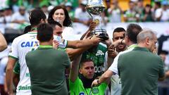 ¡Emotivo! Jakson, Neto y Ruschel levantan la Copa Sudamericana