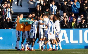 Nastasic celebra con sus compañeros de equipo el 1-0 al Atlético de Madrid. 