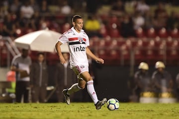 Es un extremo que juega para São Paulo, el brasileño de 19 años cierra el top con un valor de cinco millones de euros, además se desempeña como extremo.