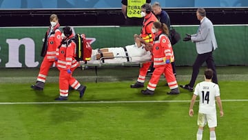 02 July 2021, Munich: Italy&#039;s Leonardo Spinazzola leaves the pitch after being injured during the UEFA EURO 2020 quarter-final soccer match between Italy and Belgium at the Allianz Arena. Photo: Laurie Dieffembacq/BELGA/dpa
 02/07/2021 ONLY FOR USE I