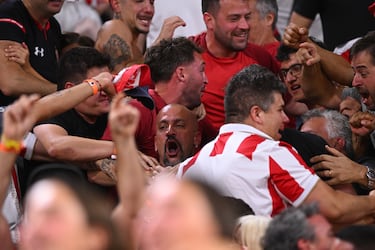 Juan Sebastián Verón, presidente de Estudiantes, celebra con los aficionados luego de ganar el partido final del Torneo Clausura 2025 entre Racing Club y Estudiantes en el Estadio Único Madre de Ciudades el 13 de diciembre de 2025 en Santiago del Estero, Argentina. La AFA sancionó a Juan Verón con inhabilitación por 6 meses para ejercer como presidente, al considerarlo responsable de ordenar a Estudiantes no darle guardia de honor a Rosario Central como campeón el 23 de noviembre de 2025.