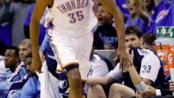 <b>MAJESTUOSO. </b>Kevin Durant firmó 39 puntos después de un mal sexto partido y condujo a los Thunder a la final de la Conferencia Oeste.